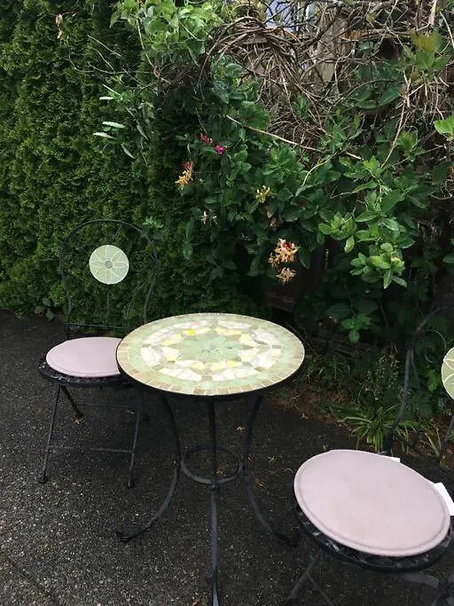 Large Suite Fairfield Heritage Manor, Free Parking Victoria Kanada
